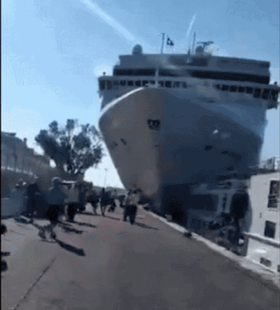 巨型游輪沖向海港 驚悚！ 巨型游輪直接沖向威尼斯海港 人群慌亂躲避失聲大哭