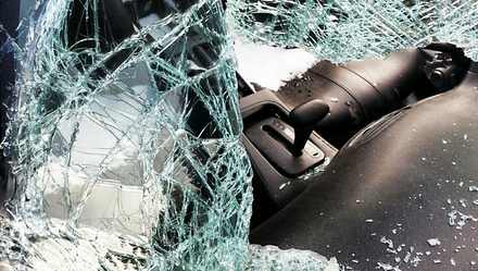 快遞員怒砸?jiàn)W迪車(chē)遭刑拘 只因快遞車(chē)擋道被罵臟話