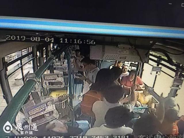 讓座慢遭大媽掌摑 該不該尊這些“為老不尊”的人/>
</p>
<p>
	11點(diǎn)16分58秒左右，大媽坐下，仍舊在說著話。此時(shí)，前車廂的安全員穿過擁擠的過道走向女孩和大媽，快到時(shí)，大媽突然站了起來，揚(yáng)起手朝女孩打去。只聽見女孩尖叫“你干嗎打我啊”，迅速來到女孩身邊的安全員站在兩人之間，詢問“干嗎呢”，并用手擋住大媽再次揚(yáng)起的手，及時(shí)制止了。
</p>
<p>
	在大媽打向女孩的瞬間，車廂內(nèi)的乘客也被嚇一跳。女孩質(zhì)問大媽“干嗎打人，你動(dòng)手打人就不對(duì)，你要道歉”，<span style=