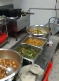學(xué)?；貞?yīng)食堂藏起熱菜只給咸菜 責(zé)成食堂負責(zé)人深刻反省